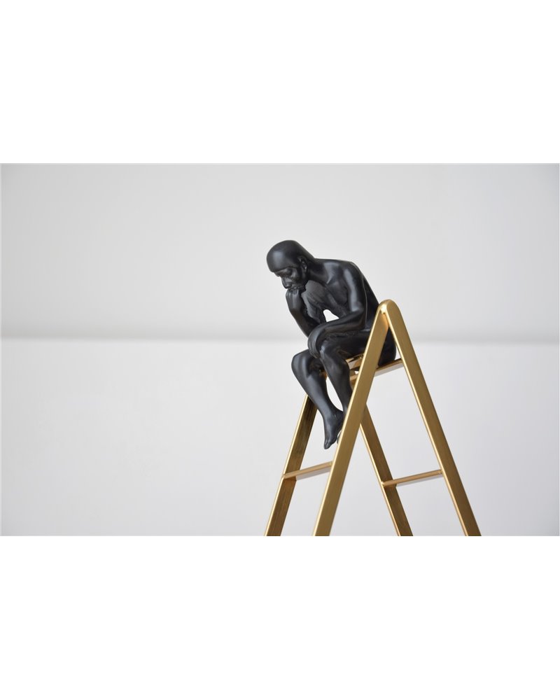 FIGURA DE PENSADOR SOBRE ESCALERA