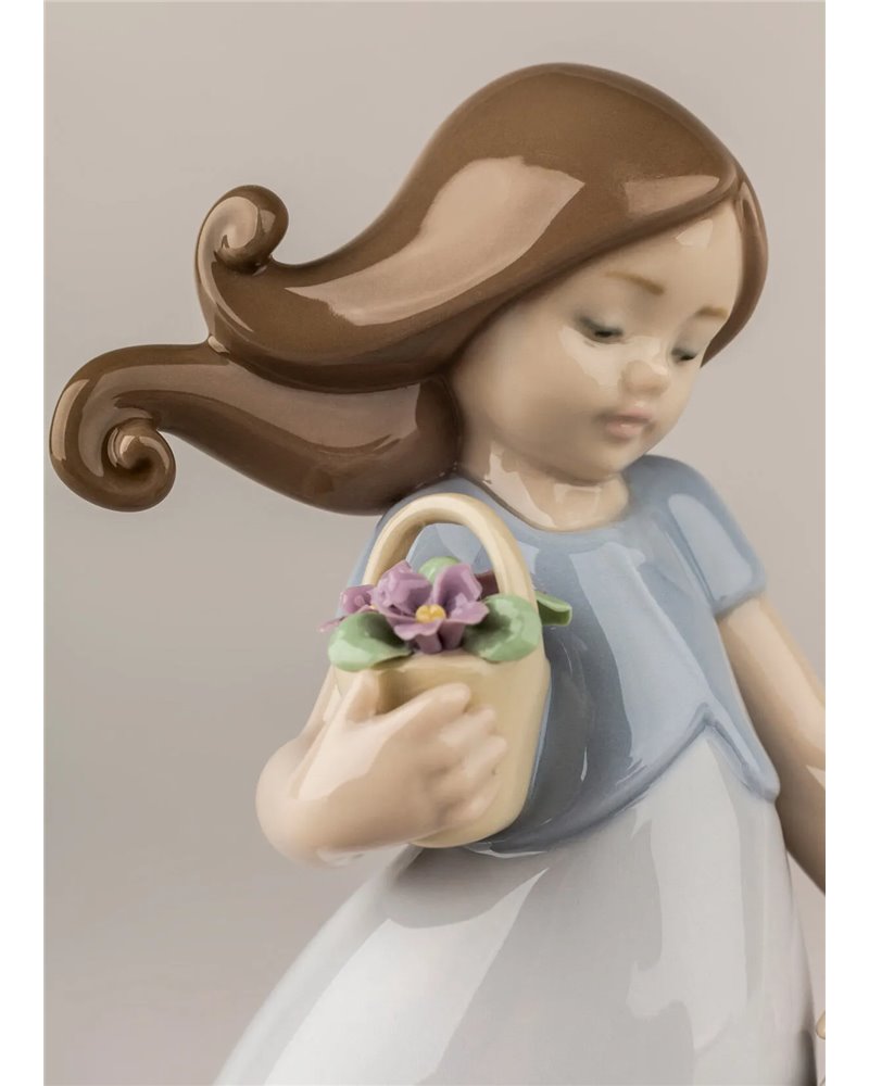 Figura niña Pequeña Violeta