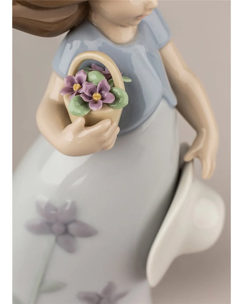 Figura niña Pequeña Violeta