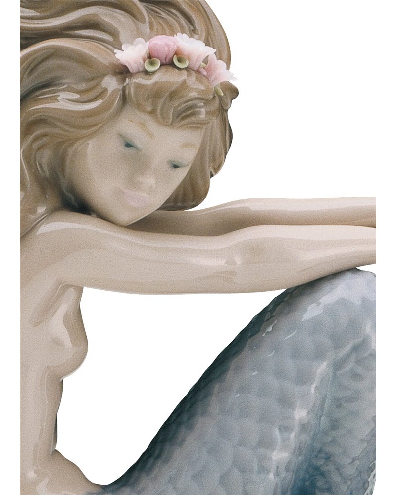 Figura Sirena con brazos en rodillas